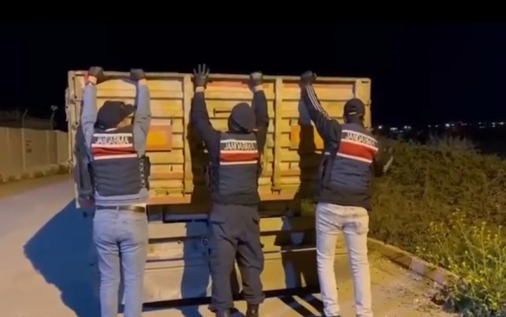 Adana’da Kaçak Tütün Operasyonu: 4 Milyonun Üzerinde Makaron Ele Geçirildi