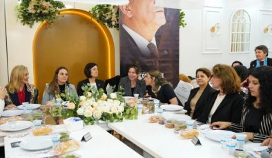 İYİ Parti’nin Adana Programında Kadınlar Ön Planda