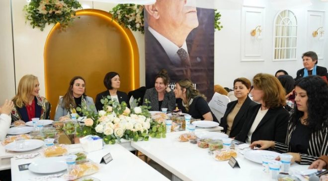 İYİ Parti’nin Adana Programında Kadınlar Ön Planda