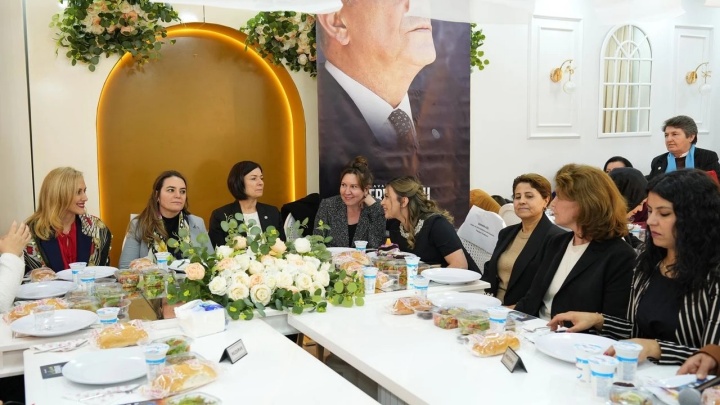 İYİ Parti’nin Adana Programında Kadınlar Ön Planda