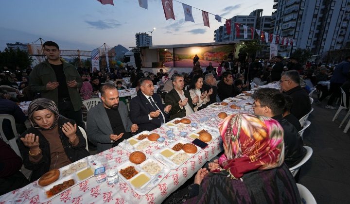 Kozan’da Ramazan Coşkusu! Binlerce Vatandaş Aynı Sofrada