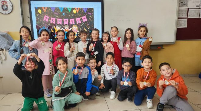 Miniklerden Büyük Başarı! Okuma Yazmayı Öğrenip Madalya Aldılar