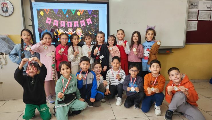 Miniklerden Büyük Başarı! Okuma Yazmayı Öğrenip Madalya Aldılar