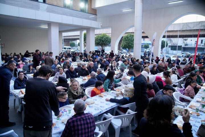 Seyhan Belediyesi’nden Örnek İftar: Herkes Aynı Sofrada