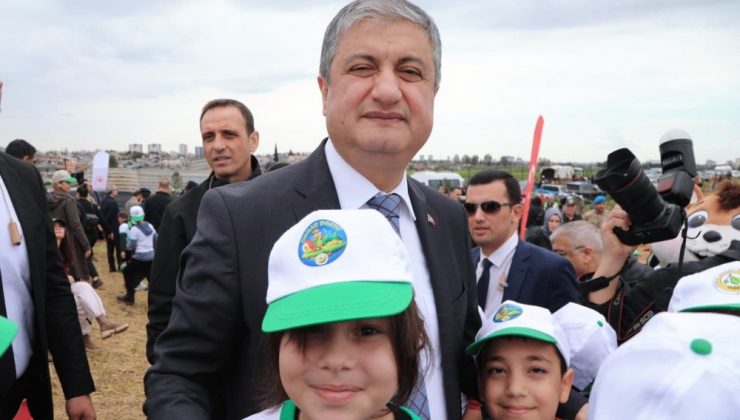 Minik Eller Toprağa Umut Ekti