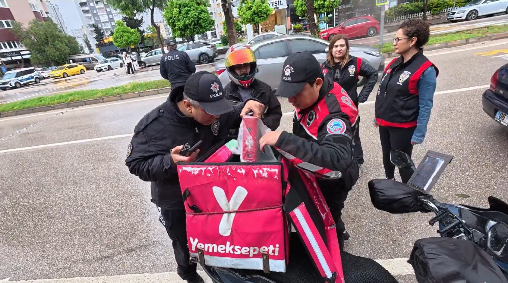 Adana’da Okul Çevrelerine Sıkı Denetim: 881 Kişi Sorgulandı